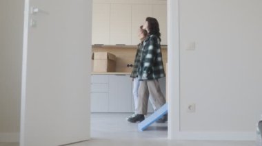 Genç bir çiftin yeni evlerinde mutlu mesut kucaklaşması. Etrafları karton kutularla çevrili, gelecekteki evleri hakkında heyecanla dolular..