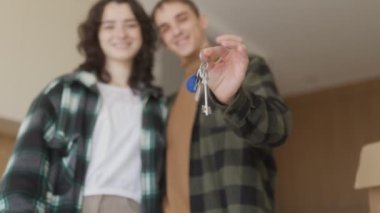 Yürek ısıtan bir anda, bir çift yeni yenilenmiş dairelerinde kucaklaşıyor. Kocasının neşeli karısına evin anahtarlarını göstermesi gibi..