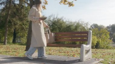 30 yaşında sarışın bir kadın sonbaharda parkta bir bankta oturur ve mutlu bir gülümsemeyle kitap okumaya başlar. O, kalın bir şapka ve ceket giymiş olarak sonbahar mevsiminin güzelliğine hayran..