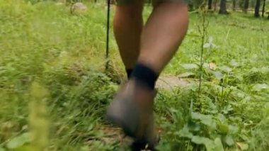 Dağ Nehri 'ne düşen Yürüyüşçülerin Riverside Reverie Yakın Çekimi. Doğa Dansı Yürüyüşçüleri Bir Nehir Yürüyüşü Macerasında