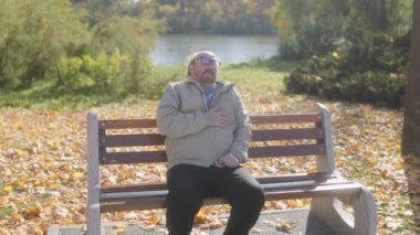 Yaşlı bir adam parkta otururken kalp krizi belirtileri gösteriyor. Yakınlardaki bir kadın krizi fark etti ve acil yardım çağrısı yaptı..