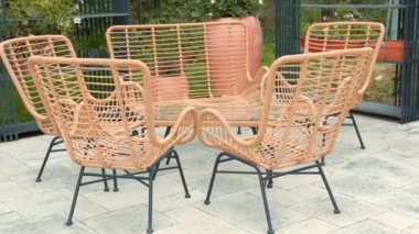 Beş hasır sandalye ve bir bank terasta daire şeklinde dizilir. Sandalyeler farklı boyutlardadır ve birbirinden farklı mesafelerde yerleştirilmişlerdir.