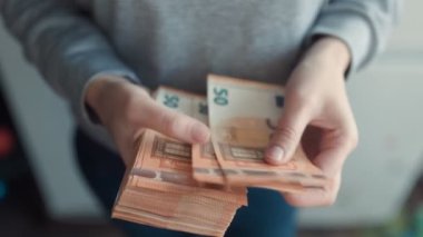 Avro banknotlarının el ele tutuşması ve sayımı, Avrupa para birimi sistemi içinde kişisel finans, bütçe ve zenginlik yönetimi kavramını gözler önüne seriyor.