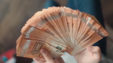 Avro banknotları, Avro Bölgesi 'ndeki zenginliğin mali planlaması, tasarrufu ve ekonomik temsilini sembolize ederek ellere yayıldı.