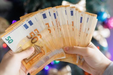 Avro banknotlarının bir hayranını gösteren eller, gelir, bütçe ve mali başarı ve ekonomik faaliyetin görsel yönünü temsil ediyor.