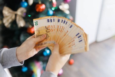 Avro banknotları, Avro Bölgesi 'ndeki zenginliğin mali planlaması, tasarrufu ve ekonomik temsilini sembolize ederek ellere yayıldı.