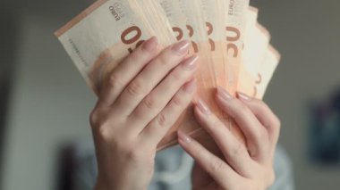 Avro banknotlarını tutan eller, bütçe, mali sorumluluk ve servetin somut tarafını temsil ediyor..