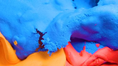 çok renkli plastikler yakın görüntüyü döndürür, canlı soyut resim kırmızı, sarı ve mavi.