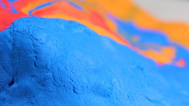 çok renkli plastikler yakın görüntüyü döndürür, canlı soyut resim kırmızı, sarı ve mavi.