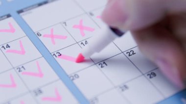 Kalemi tutan ve deftere yazan bir el..