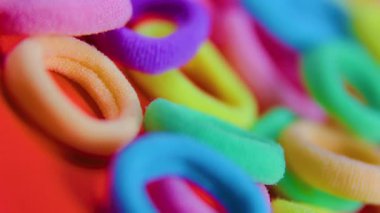 Beyaz arkaplanda renkli lastik bantlar