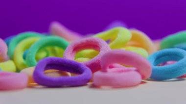 Beyaz arkaplanda renkli lastik bantlar