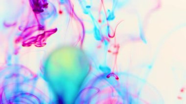 Renk sıçramaları ve su ile soyut arkaplan.