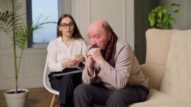 Terapist terapi seansı sırasında hastayı dikkatle dinler. Oda sakin, tartışma ve iyileşme için rahat bir ortam sağlıyor..