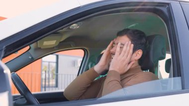 Sürücüler için büyük baş ağrıları, sorunları olan insanlar, trafik, insanlığın modern sorunları. Sakallı adam acı içinde, eliyle başını tutuyor.