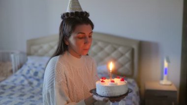 Dokunaklı bir yalnızlık anıydı. Amerikalı bir kadın yatağında oturmuş doğum gününü basit bir pasta ve mumlarla kutluyordu..