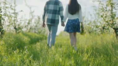 Genç bir çift, kır çiçekleri ve uzun otlarla çevrili güneşli, yeşil bir çayırda el ele yürür. Doğada kaygısız ve romantik bir anın tadını çıkarırlar..