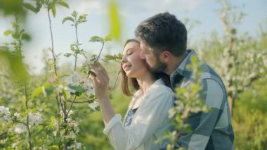 Genç bir çift bahar güzelliği ve güneşiyle çevrili çiçek açan bir meyve bahçesinde sıcak bir kucaklaşmayı paylaşıyor. Saf aşk ve mutluluğun huzurlu bir anında kayboluyorlar..