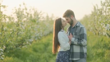 Şefkat havayı doldurur. Bir erkek kız arkadaşına sarılır. Bahar çiçekleriyle dolup taşar..