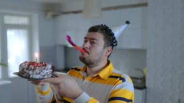 Yalnız, orta yaşlı, sakallı bir adam evde tek başına doğum gününü kutluyor. Elinde pastayla ıslık çalıyor. Hayal kırıklığı ve yalnızlık içinde..