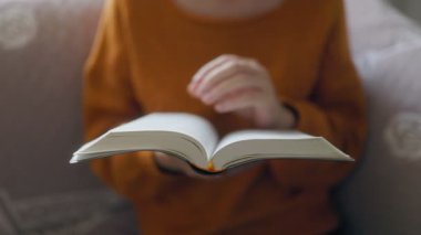 Evde dindar bir kadının el ele tutuşup İncil okuduğu yakın plan. Ruhani bir yansıma, inanç ve adanmışlığın sakin bir anı..