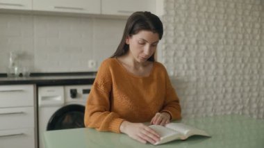 Sessiz bir mutfak alanında, bir kadın kendini İncil okumaya ve düşünmeye adamış. Günlük yaşamındaki huzurlu ve ruhani bir anı temsil ediyor..
