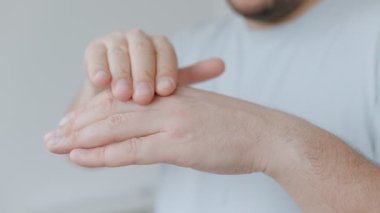 Cilt bakımı için nemlendirici krem sürerken bir erkeğin ellerine yakın çekim. Hidrasyon, el bakımı, kişisel bakım, sağlık ve kişisel bakım kavramı..