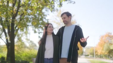 İspanyol asıllı Amerikalı ya da Avrupalı bir çift sonbahar parkında yürüyüp konuşuyor. İyi bir ruh hali içinde, sonbahar kıyafetleri içinde, birbirlerine gülümserler, anın tadını çıkarırlar..