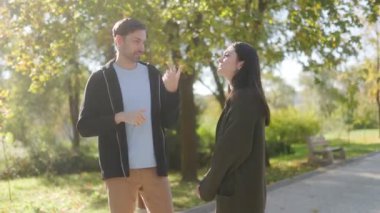 İki genç arkadaş sonbahar boyunca bir parkta neşeli bir sohbetin tadını çıkarırlar. Mevsimlik kıyafetler giyip gevşeyip sohbet ediyorlar. Etrafları renkli sonbahar yapraklarıyla çevrili..