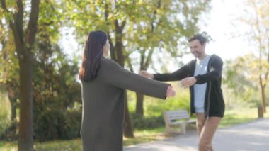 Samimi bir sonbahar anında, bir erkek ve kadın birbirlerine doğru yürür ve kucaklaşırlar, yüzleri neşe saçar. Gündelik sonbahar kıyafetleri giyiyorlar, sahneye cazibe katıyorlar..