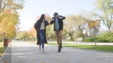 Sonbaharda bir çift parkta mutlu bir şekilde dans eder. Güz kıyafetleri içinde, birbirlerine eşlik etmekten hoşlanırlar, çevrelerindeki mevsimin güzelliğini kucaklarlar..