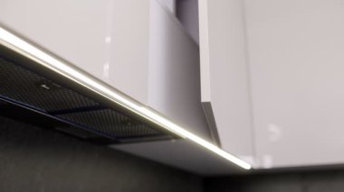 Gösterişli dolapları ve entegre ışıklandırmaları olan modern bir mutfağın tadını çıkarın. Minimalist tasarım zarif ve işlevsel bir yemek ortamı yaratır..