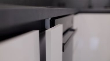 Modern dolap şiirleriyle, pürüzsüz hatları ve minimalist estetiği olan şık bir mutfak keşfedin. Verimli depolama tasarımı genel görünümü yükseltirken işlevselliği vurgular.