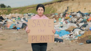 Endişeli bir kadın bir çöp sahasında 