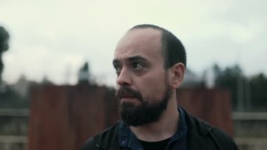 Gözlerindeki duygu derin keder, korku ve umutsuzluğu kesiyor. Saf kırılganlık ve duygusal sessizlik anında tek başına duruyor..