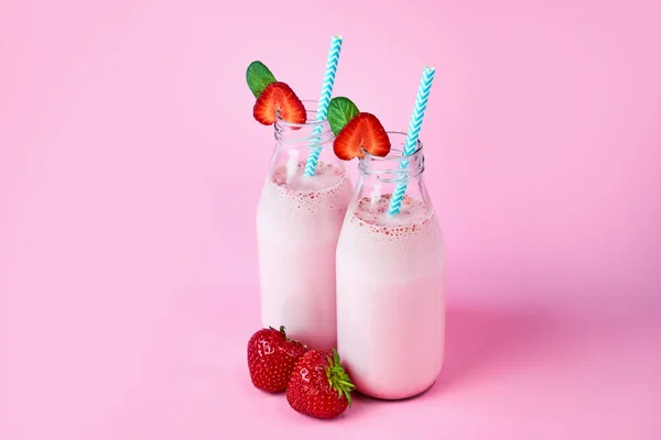 Strawberry Smoothie Milkshake Glass Jar Berries Pink Background Healthy Summer — Zdjęcie stockowe