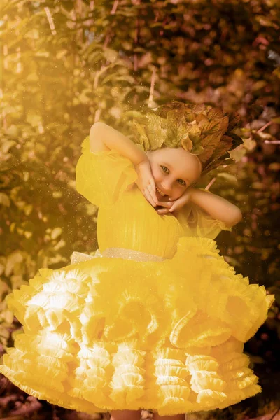 Egy Kislány Egy Gyönyörű Bolyhos Sárga Ruhában Kis Hercegnő Kék — Stock Fotó