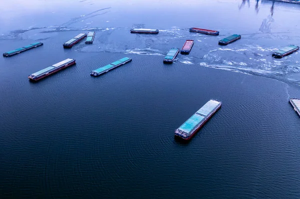 Ett Lastfartyg Som Står Frusen Flod Godsbefordran Koncept Import Export — Stockfoto