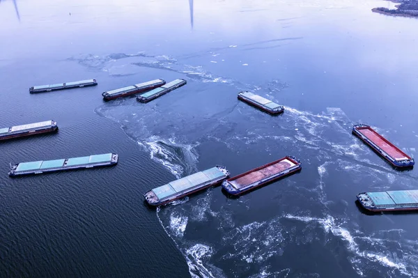 Nákladní Lodě Stojící Zamrzlé Řece Nákladní Doprava Koncept Import Export — Stock fotografie