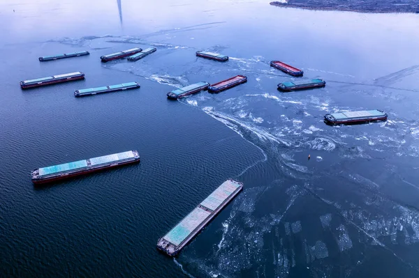一条货船站在一条冰冻的河上 货运概念 进出口和商业物流 冬季航观 Nikolaev 乌克兰 — 图库照片