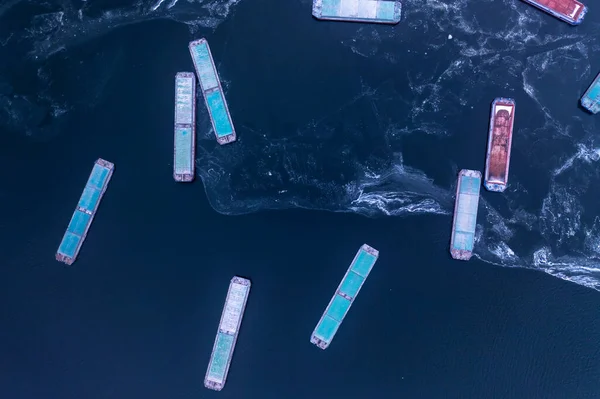 Donmuş Bir Nehirde Duran Bir Kargo Gemisi Nakliye Konsepti Ithalat — Stok fotoğraf