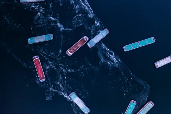 Ein Frachtschiff Steht Auf Einem Zugefrorenen Fluss Güterverkehrskonzept Importexport Und — Stockfoto