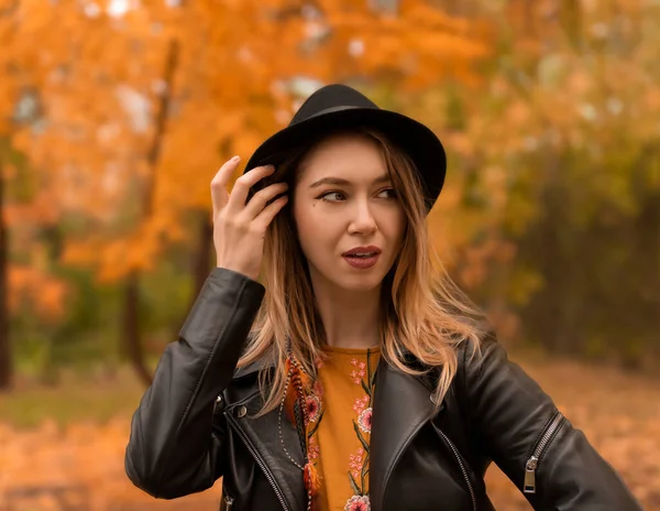 Portrait Beautiful Girl Leather Jacket Autumn Leaves — Stock Photo, Image