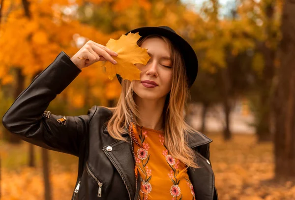 Портрет Красивой Девушки Кожаной Куртке Среди Осенних Листьев — стоковое фото