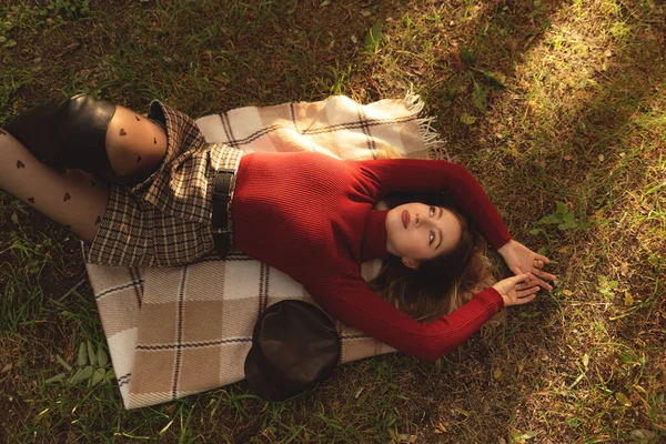 Молода Красива Жінка Червоному Гольфі Насолоджується Сонцем Парку Восени — стокове фото