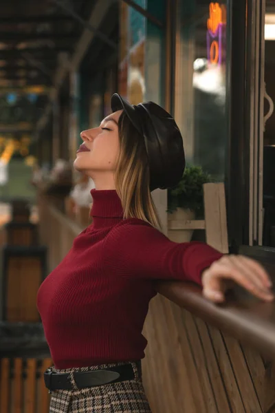 Beautiful Woman Red Golf Posing Shops Coffee — Stock Photo, Image