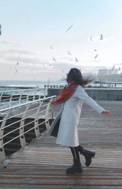 Denizin arka planında hassas ve duyarlı bir kadının portresi. Rüzgarda saç gelişimi