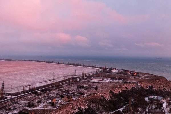 Чистое Заснеженное Поле Розовым Закатом Вдалеке Море — стоковое фото