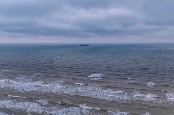 在海浪的背景下 冬季灰蒙蒙的天气 — 图库照片