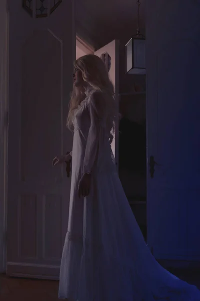 Красива Молода Жінка Білій Сукні Кімнаті Синім Містичним Світлом — стокове фото